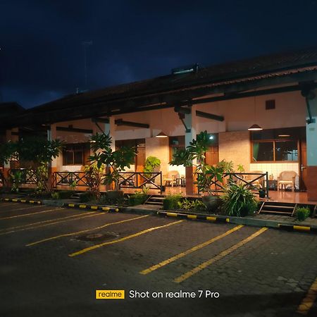 Hotel Aneka Baru Sleman  Buitenkant foto