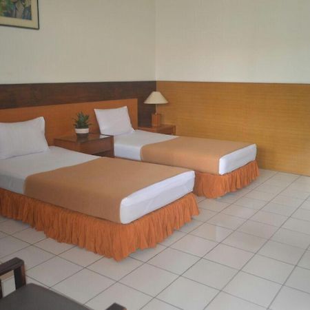 Hotel Aneka Baru Sleman  Buitenkant foto
