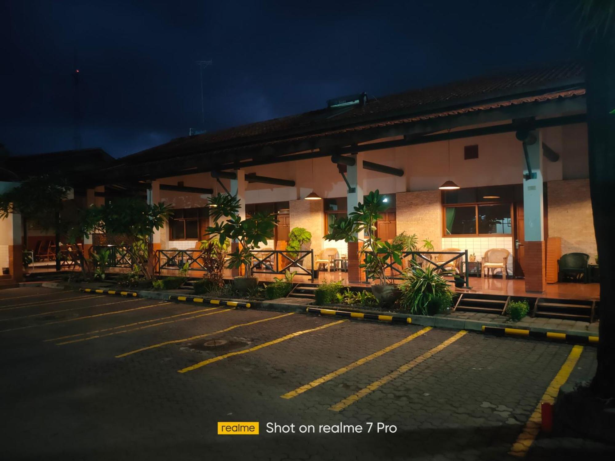 Hotel Aneka Baru Sleman  Buitenkant foto