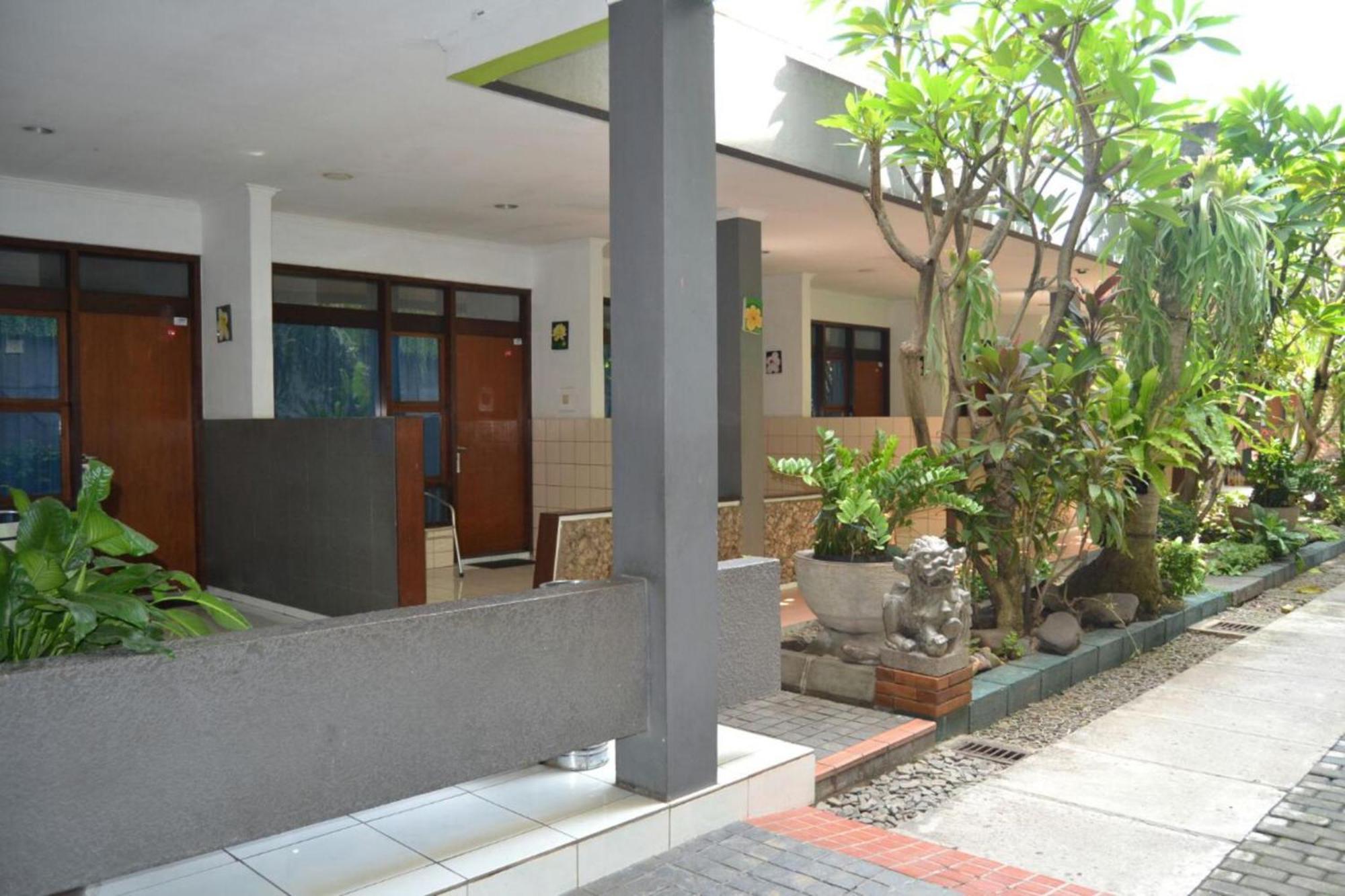 Hotel Aneka Baru Sleman  Buitenkant foto