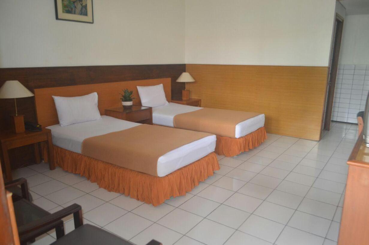 Hotel Aneka Baru Sleman  Buitenkant foto